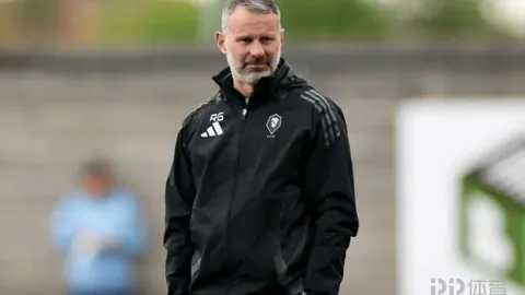 孔德昕：德罗赞与福克斯交替领航，布克带伤奋战比尔尽力追击略显吃力